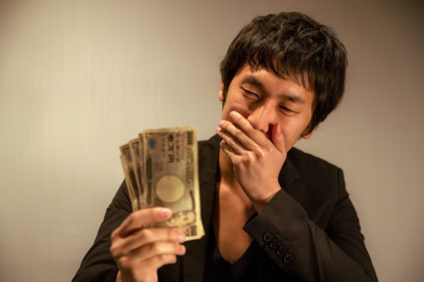 https---www.pakutaso.com-assets_c-2015-05-NKJ56_mankenmottekuchiwokakusu-thumb-1000xauto-15385 (1)