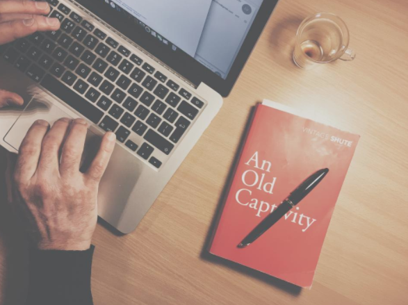 free_image_of_book__pen__study_-_stocksnap_io_%f0%9f%94%8a